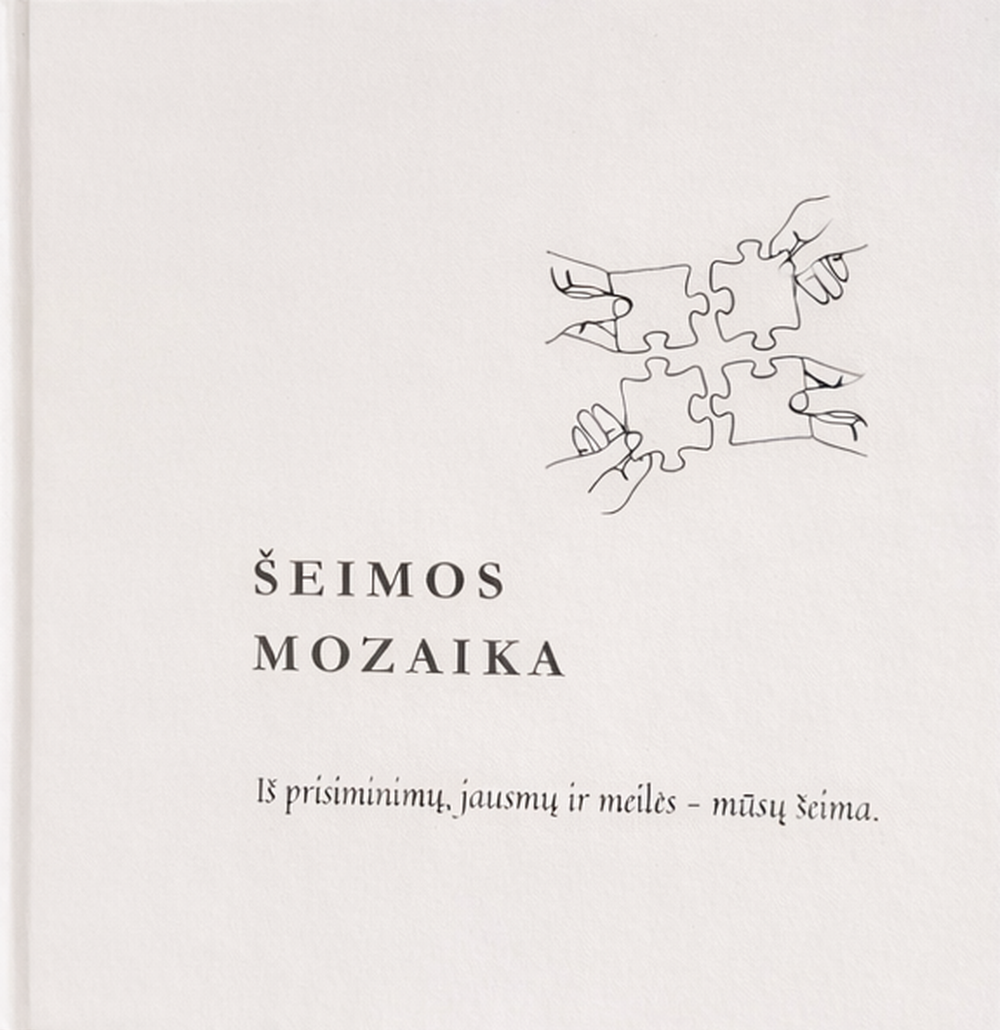 Šeimos Mozaika knygos priekinis viršelis – baltas audinio viršelis su dėlionės detalių iliustracija ir pavadinimu