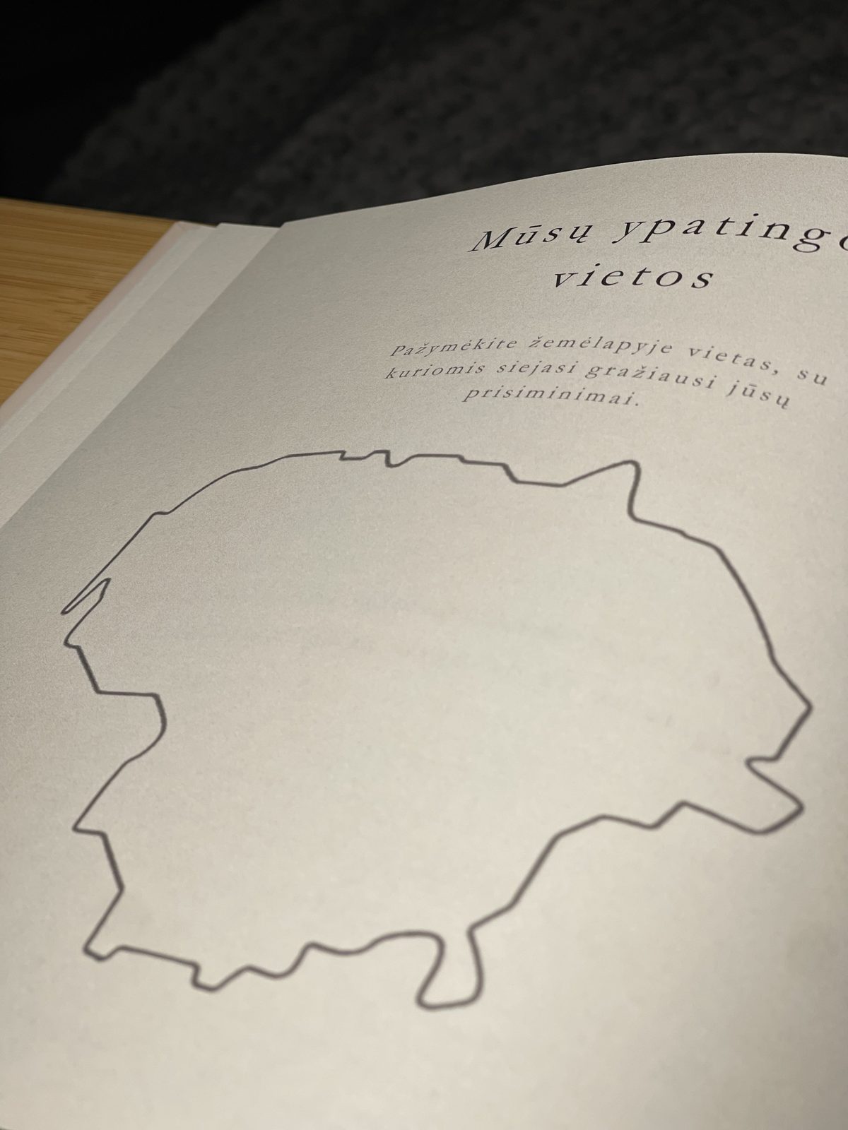 Knygos vidinis puslapis su Lietuvos žemėlapiu, skirtas pažymėti ypatingas vietas